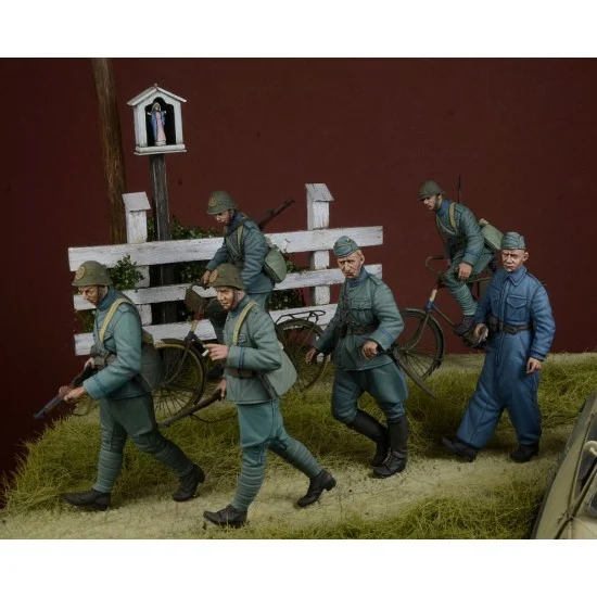 D-Day Miniature 35268 1/35 WWII Dutch Army set for Queen and Country (6 figures and 2 bikes)