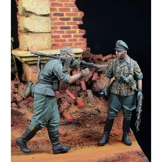 D-Day Miniature 35271 1/35 Waffen SS NCO and MG 34 Gunner 1944-45
