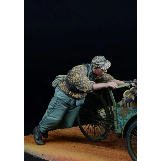 D-Day Miniature 35272 1/35 Waffen SS Soldier Pushing #1 1942-45