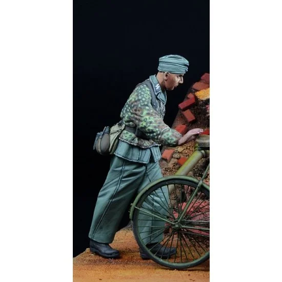 D-Day Miniature 35273 1/35 Waffen SS Soldier Pushing #2 1942-45