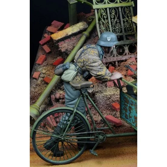 D-Day Miniature 35274 1/35 Waffen SS Soldier Pushing #3 1942-45