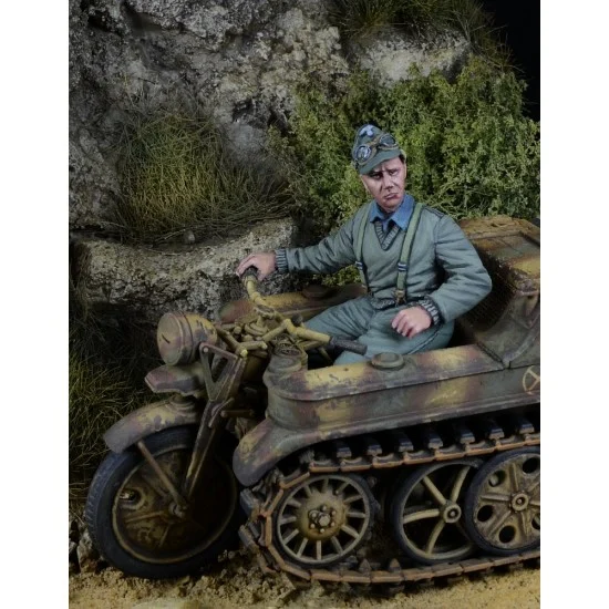 D-Day Miniature 35287 1/35 German Prinz Eugen Mountain Division Kettenkrad Driver 1942-45 for Tamiya kit