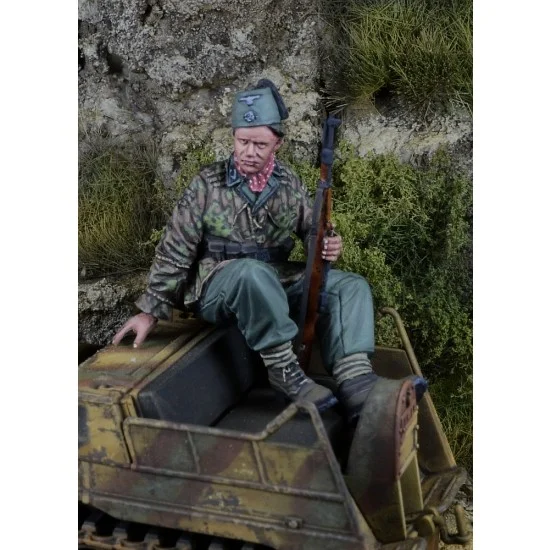 D-Day Miniature 35288 1/35 German Handschar Mountain Division Kettenkrad Rider #1 1943-45 for Tamiya kit