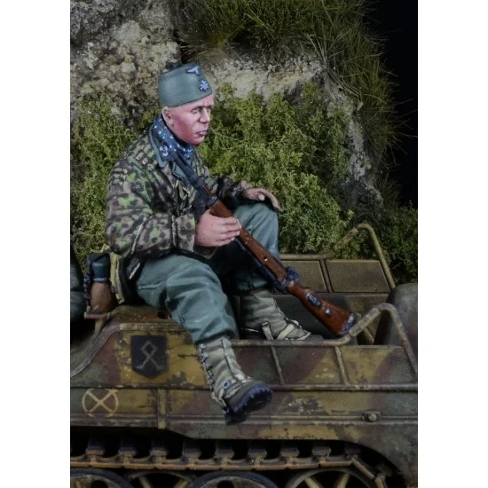 D-Day Miniature 35289 1/35 German Handschar Mountain Division Kettenkrad Rider #2 1943-45 for Tamiya kit