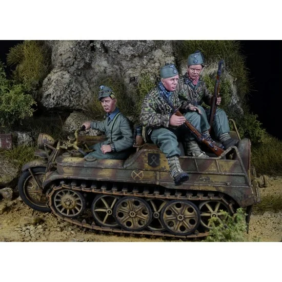 D-Day Miniature 35290 1/35 German Gebirgsjaeger Kettenkrad Crews 1943-45 for Tamiya kit (3 figures)