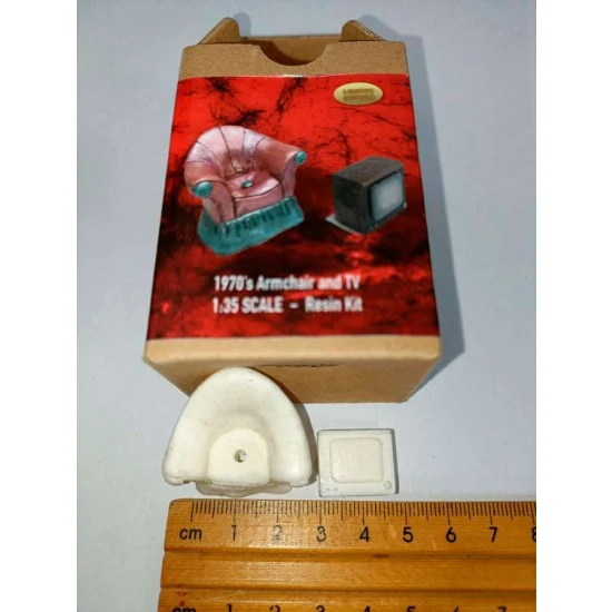 DioArt 036 1/35 1970's Armchair and TV (2 resin castings) - Scenics & Diorama