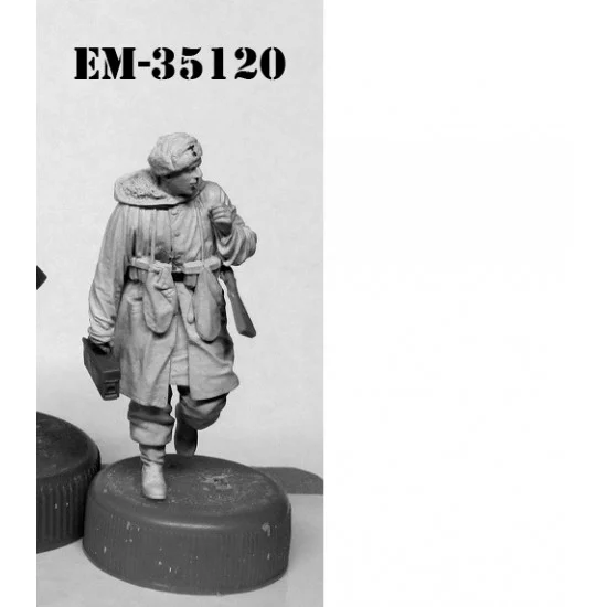 Evolution Miniatures 35120 1/35 Stalker in Blue Hoodie (Post Apocalyptic) (1 figure) - Model Figures