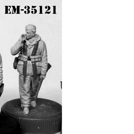 Evolution Miniatures 35121 1/35 Stalker in Green Hoodie (Post Apocalyptic) (1 figure) - Model Figures