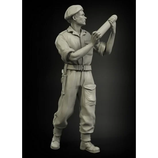 Panzer Art FI35-052 1/35 British RAC North Africa Loading 75mm Ammo Soldier No.2