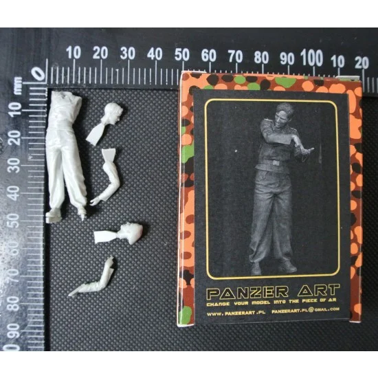 Panzer Art FI35-075 1/35 German Tanker Telling A Joke No.1