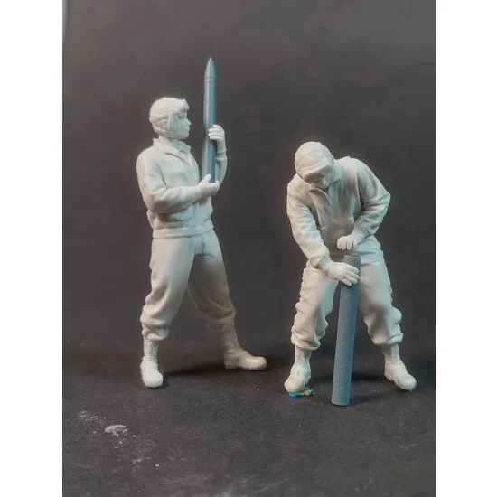 Panzer Art FI35-186 1/35 US Tankers Loading 76mm Ammo Set (2 figures)