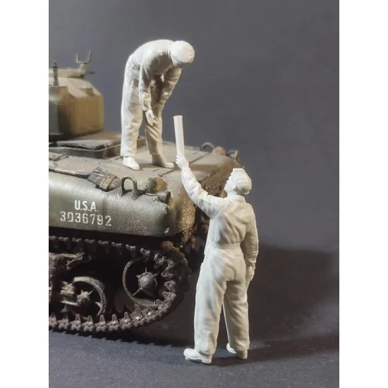 Panzer Art FI35-234 1/35 British Tanker Loading 75mm Ammo Set (2 figures)