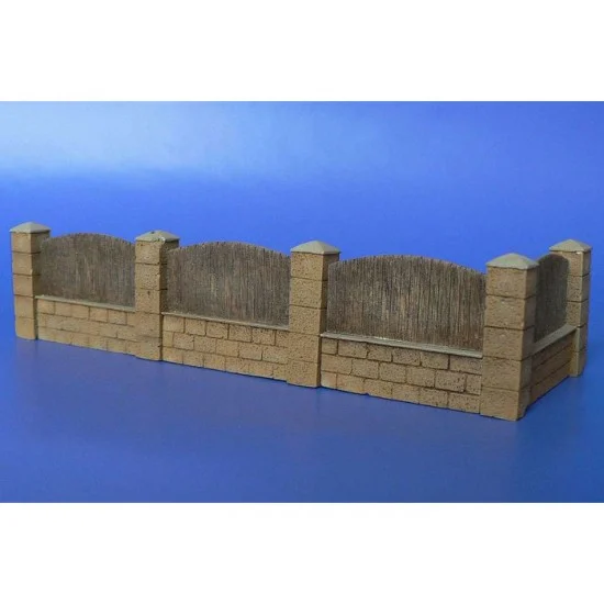 Hauler HLH72133 1/72 Fence with Underpinning - Scenics & Diorama