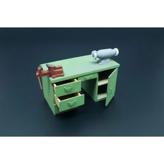 Hauler HLU35116 1/35 Workshop Workbench with Table Grinder and Vise - Scenics & Diorama