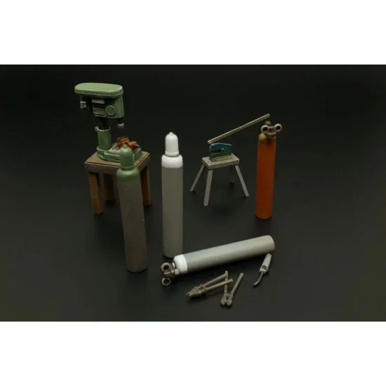 Hauler HLU35117 1/35 Workshop Bench Drill-Lever Shears-Oxy Acetylene Bottles