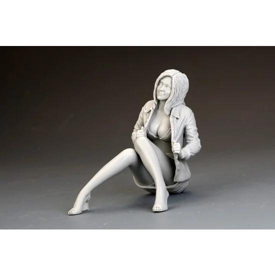 Hobby Design HD03-0474 1/18 Show Girl - Sitting (1 Resin Figure)