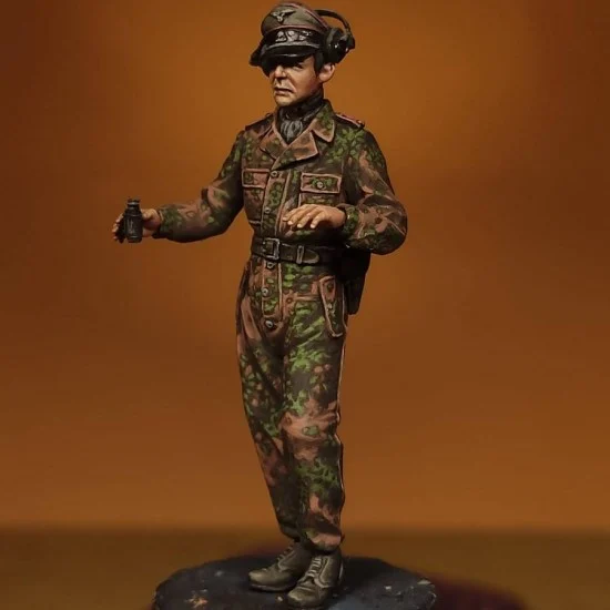 HD Models 35254 1/35 German SS Tank Officer Summer Outfit - Model Figures