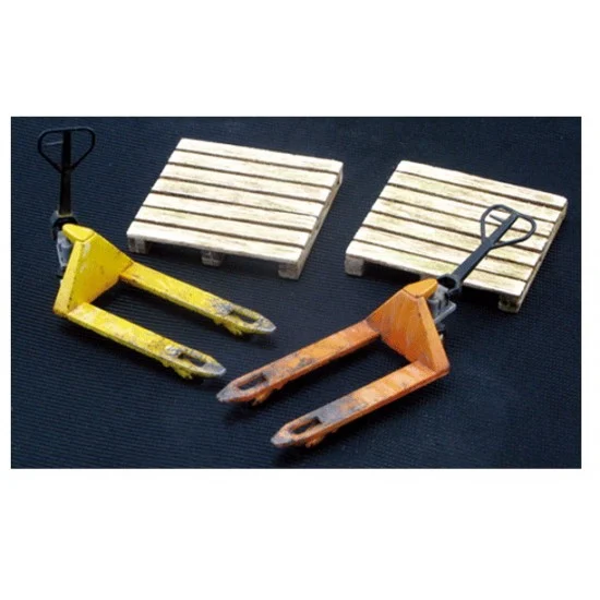 J's Work PPA4003 1/35 Pallet Trucks (2pcs) with Wooden Pallets (2pcs) - Scenics & Diorama