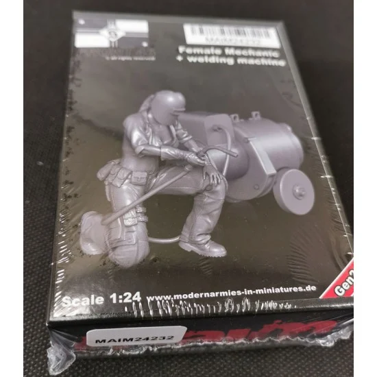 MAiM 24232 1/24 Mechanic (Girl) with Welding Machine - Model Figures