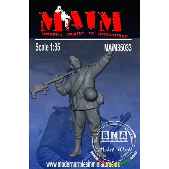 MAiM 35033 1/35 Russian Soldier marching #3 - Model Figures