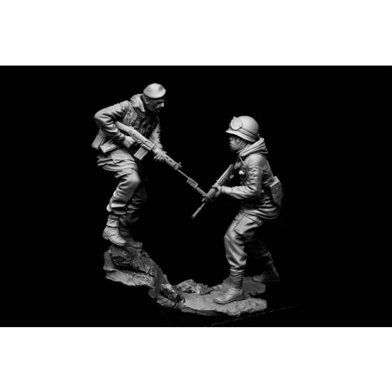 Mitches Military Models 021 120mm Tumbledown, Falklands 1982 (2 figures w/diorama) - Model Figures
