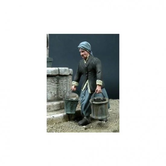 MK35 F069 1/35 Grandma Carrying 2 Buckets - Model Figures