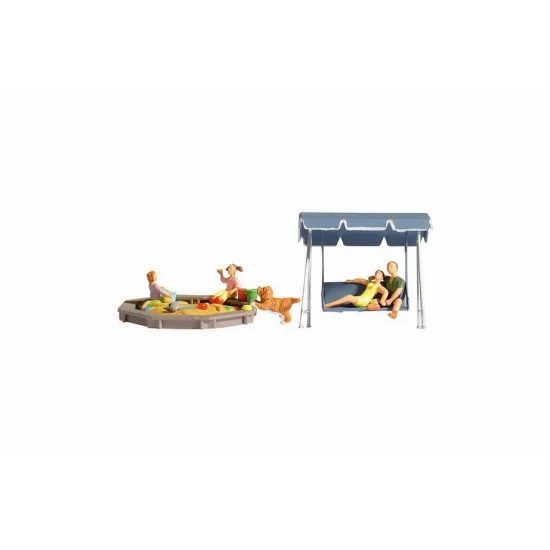 NOCH 36590 N Scale Parents & Children Assembled and Painted Miniatures - Model Figures
