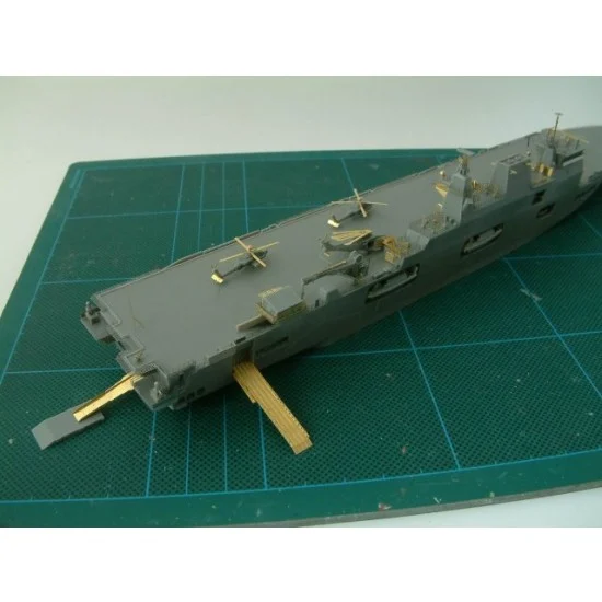 Orange Hobby N07-030 1/700 HMS Ocean (Complete Resin kit)