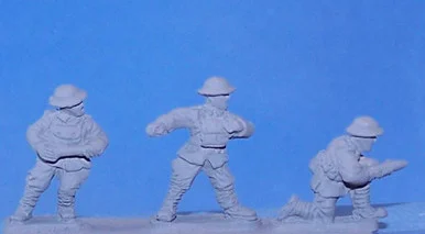 PIG160122 - BRITISH GUN CREW IN HELMET