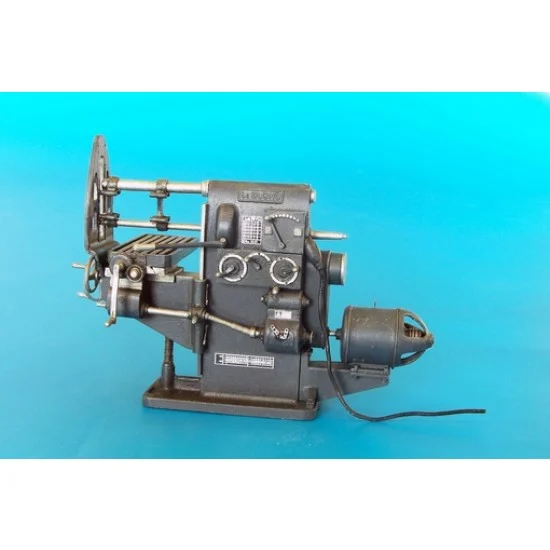 Plus Model 437 1/35 Fraesmaschine - Milling Machine for Diorama