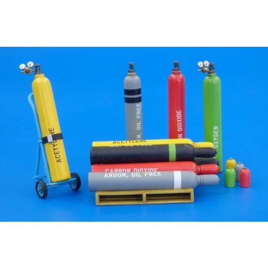 Plus Model 478 1/35 Modern US Pressure Bottles (Resin+PE+Decals) - Scenics & Diorama