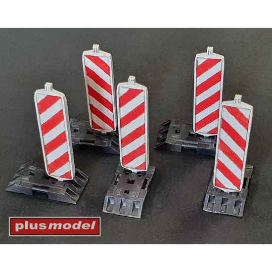 Plus Model DP3020 1/35 Directional Boards (5 pedestals, 5 boards) - Scenics & Diorama