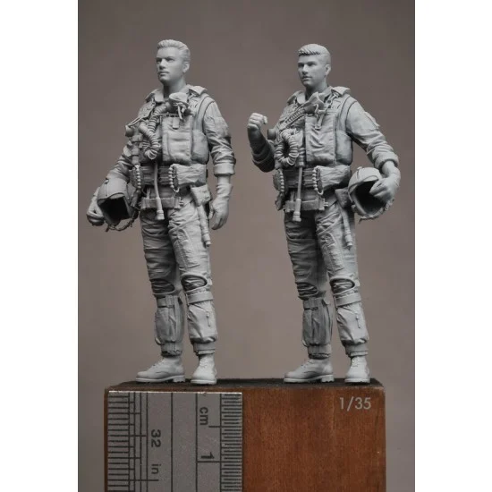 R2 Miniatures R14-35 1/35 USN/US Navy F-14 Tomcat Pilots 1980s (2 figures)