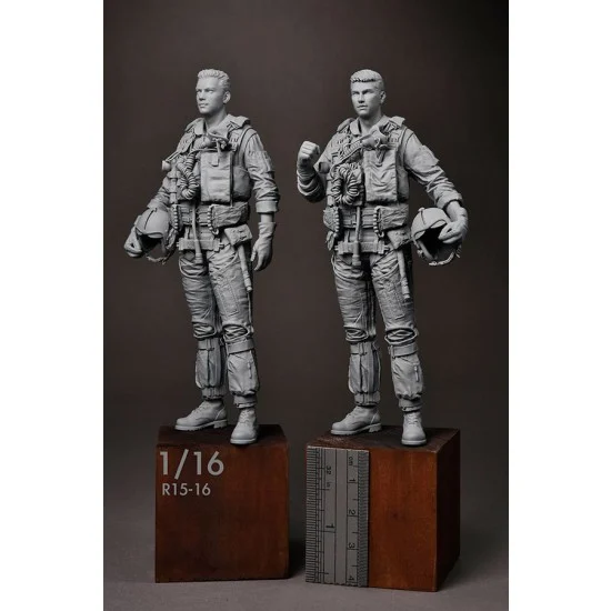 R2 Miniatures R15-16 1/16 USN/US Navy F-14 Tomcat Pilots 1980s (2 figures)
