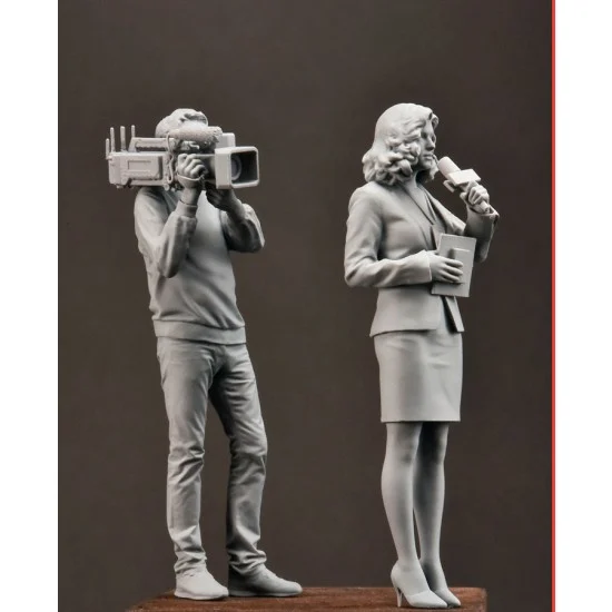 R2 Miniatures R23-32 1/32 Modern Cameraman and Female Reporter (2 figures)