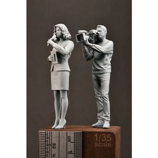 R2 Miniatures R23-35 1/35 Modern Cameraman and Female Reporter (2 figures)