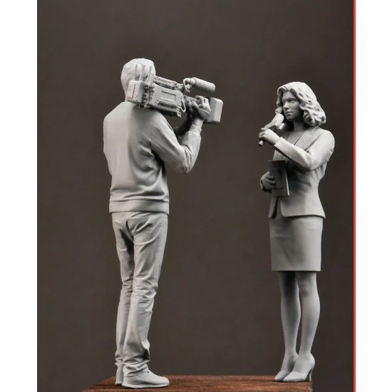 R2 Miniatures R23-48 1/48 Modern Cameraman and Female Reporter (2 figures)