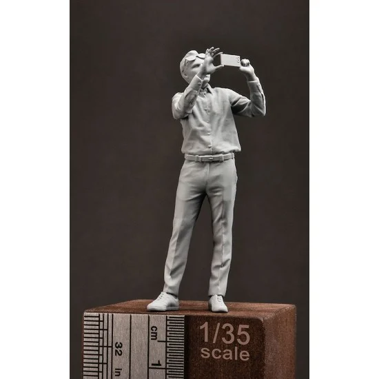 R2 Miniatures R26-35 1/35 Modern Male Onlooker