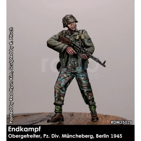 Rado Miniatures 35029 1/35 Endkampf, Obergefreiter, Pz.Div. Muencheberg, Berlin 1945 (StG 45 m included) - Model Figures