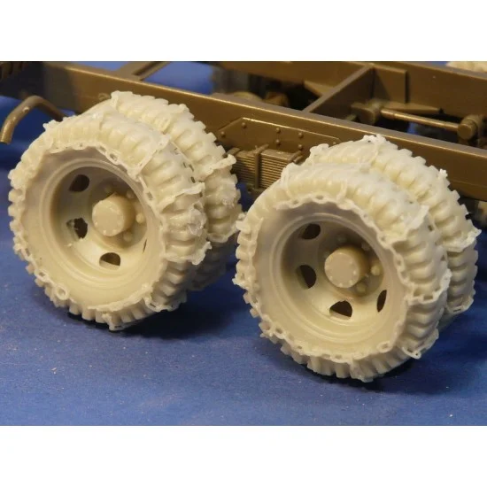 Resicast 352423 1/35 GMC Front & Rear Wheels with Chains for Tamiya kits - Military Vehicles & Tanks