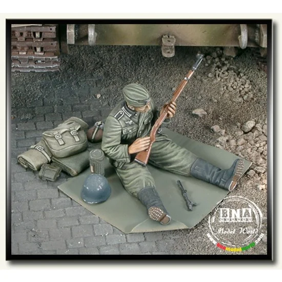 Royal Models RM534 1/35 WWII German Soldier Cleans Up His Rifle - Model Figures