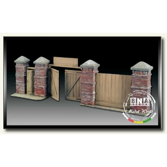 Royal Models RM568 1/35 Wall with Doors (Russian City) - Scenics & Diorama