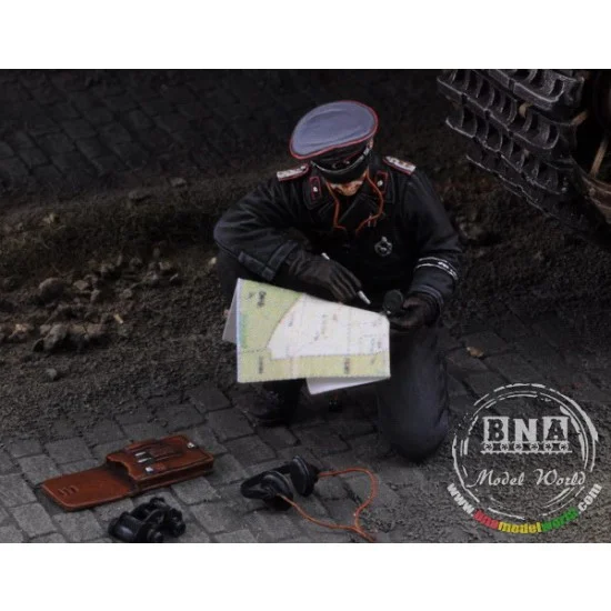Royal Models RM669 1/35 Waffen SS Tank Commander with Map - Model Figures