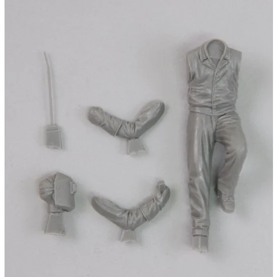 Royal Models RM683 1/35 Workshop Mechanic Using Electric Welder [set No.1](1 Figure) - Model Figures