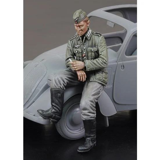 Royal Models RM729 1/35 WWII German Citroen Driver (1 Figure) - Model Figures