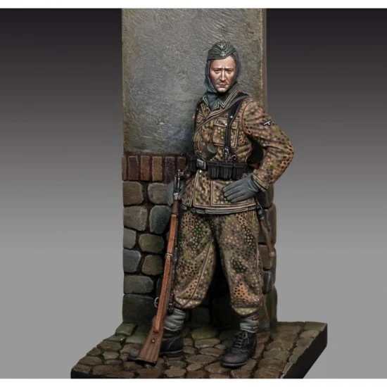 Royal Models RM795 1/35 Waffen SS Grenadier With Rifle - Model Figures