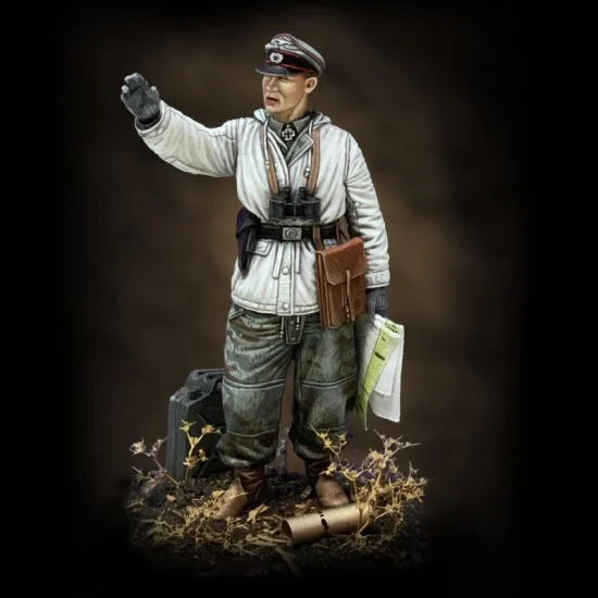 Royal Models RM837 1/72 WWII German Tanker In Winter Dress - Model Figures