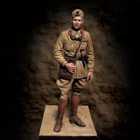 Royal Models RM854 1/35 Italian Officer Libia 1940 - Model Figures