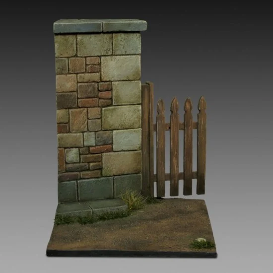 Royal Models RM867 1/35 - 1/32 Base w/Wall and Gate (50mm x 50mm)