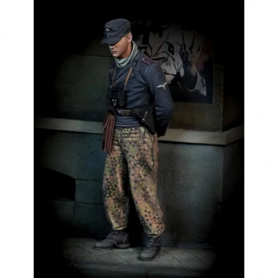 Royal Models RM878 1/35 WWII German Tanker with Arms Backward - Model Figures